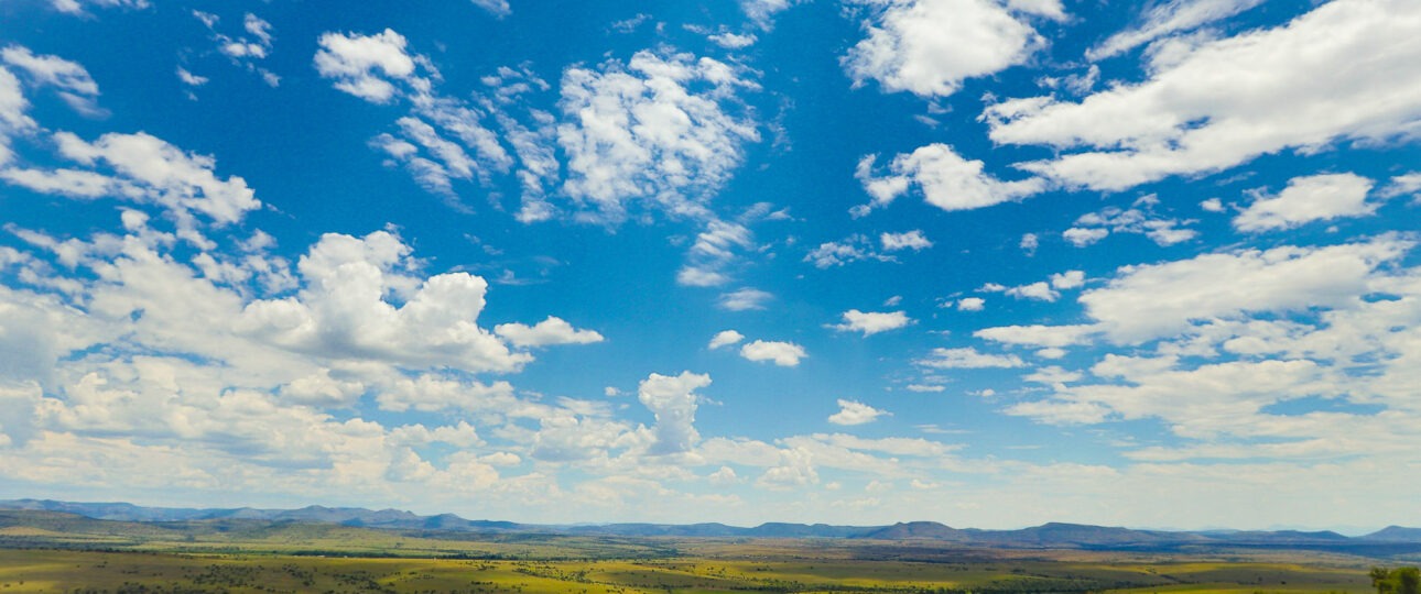 Afrikanische Landschaft mit blauem Himmel
